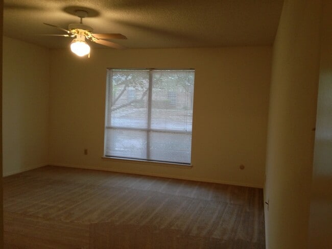 Building Photo - 5727 Roxanne Dr