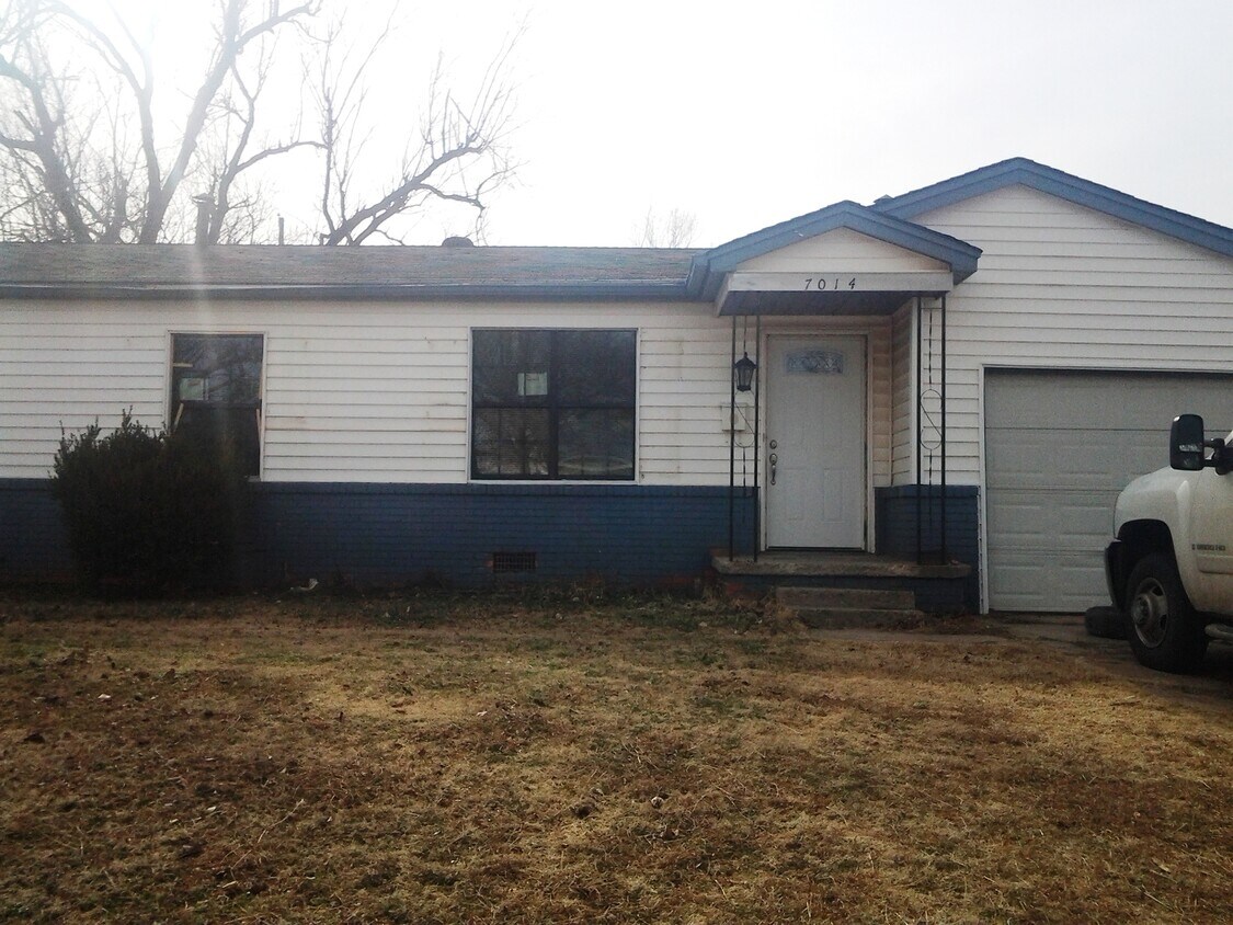 Front of 7014 NW 61 T - 7014 NW 61st Ter