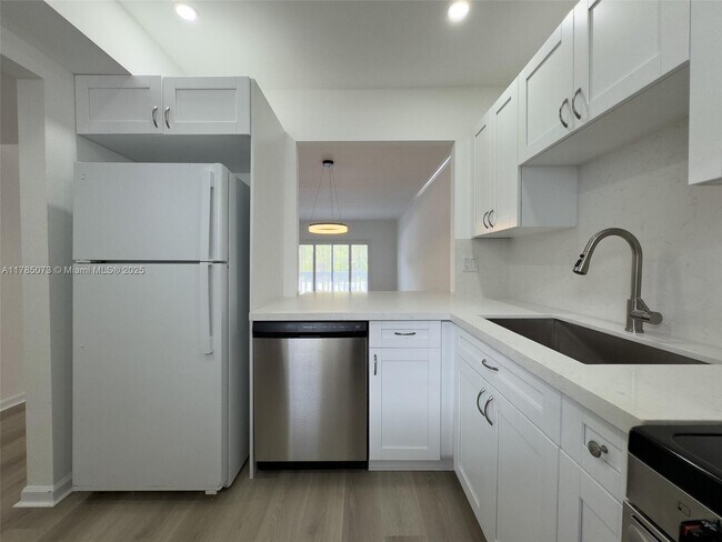 Foto del edificio - 100 Edgewater Dr