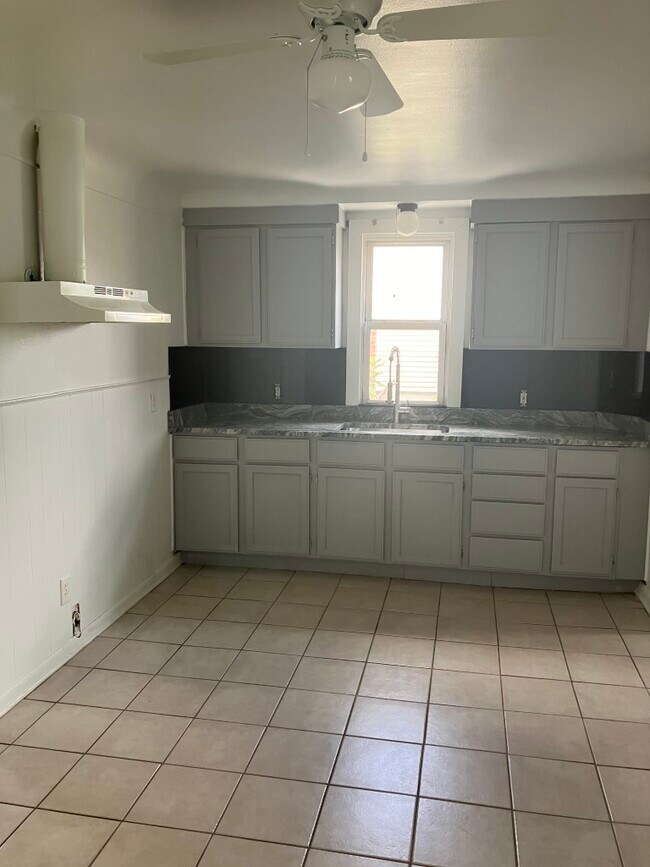 Foto del edificio - 23850 Dormont Ave