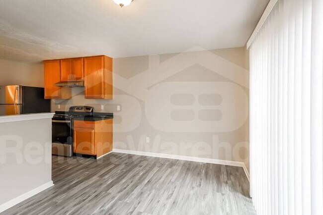 Foto del edificio - RENT SPECIAL & PRICE DROP! Stunning Corner...