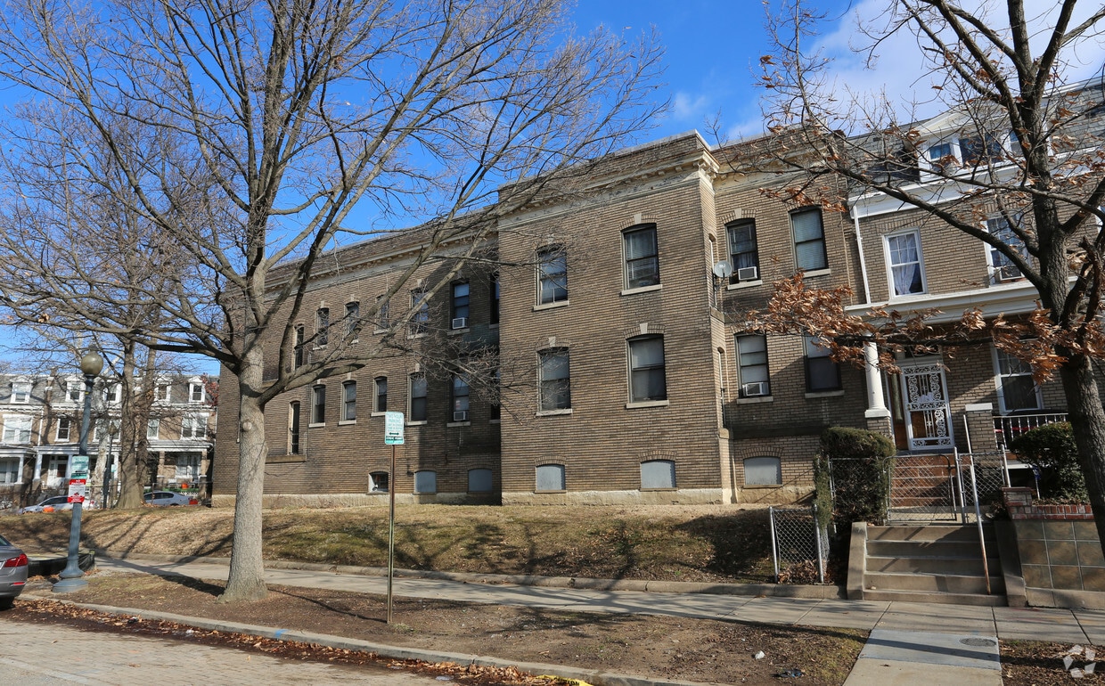 Building Photo - 1006 Webster St NW
