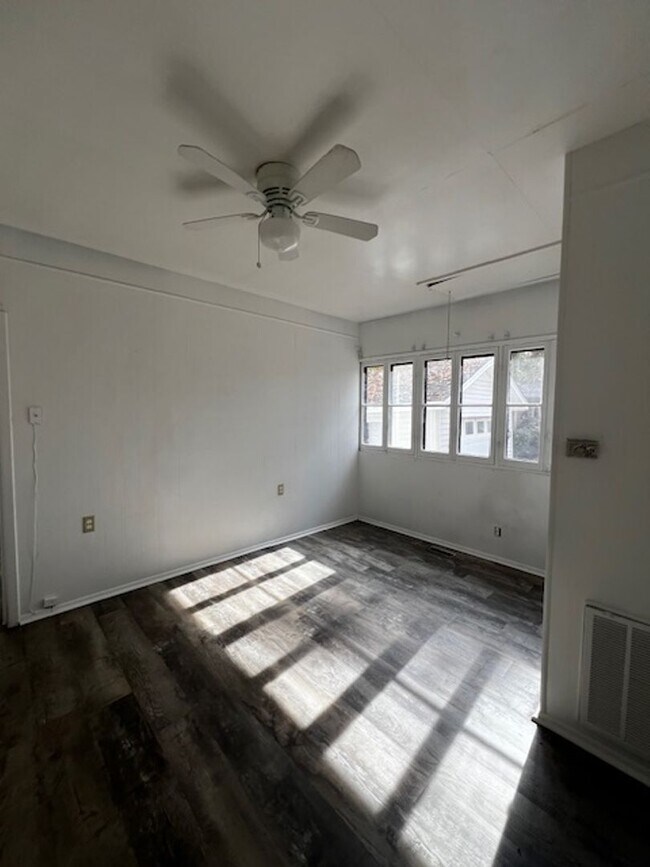 Building Photo - 605 Oak Park Dr