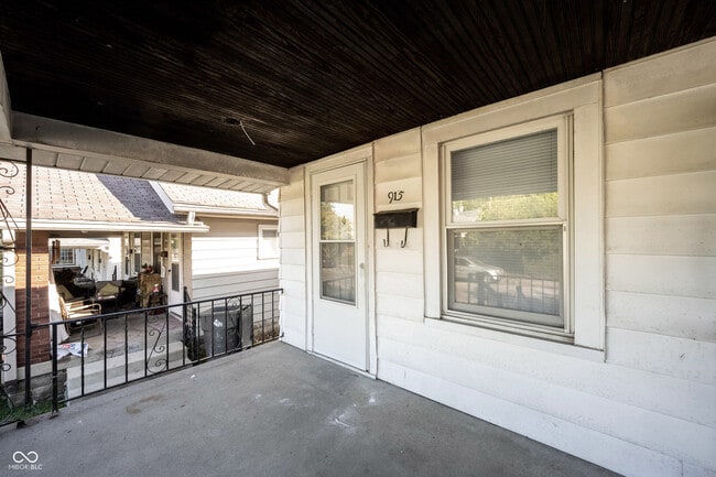 Building Photo - 915 N Drexel Ave