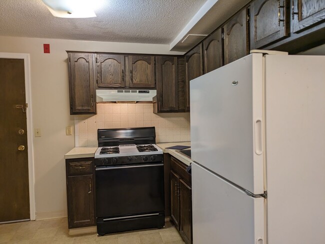 Photo - PENDING - Spacious 1 bedroom garden style condo at King's Court Condominiums