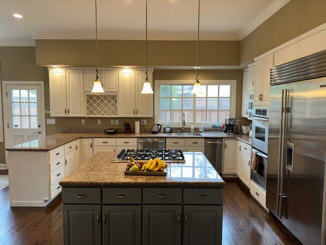 Building Photo - Stunning fully furnished home in prime Pal...