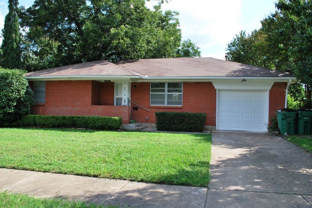 Primary Photo - 823 Woodleigh Dr