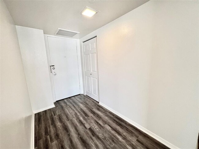 Building Photo - 2016 Main St