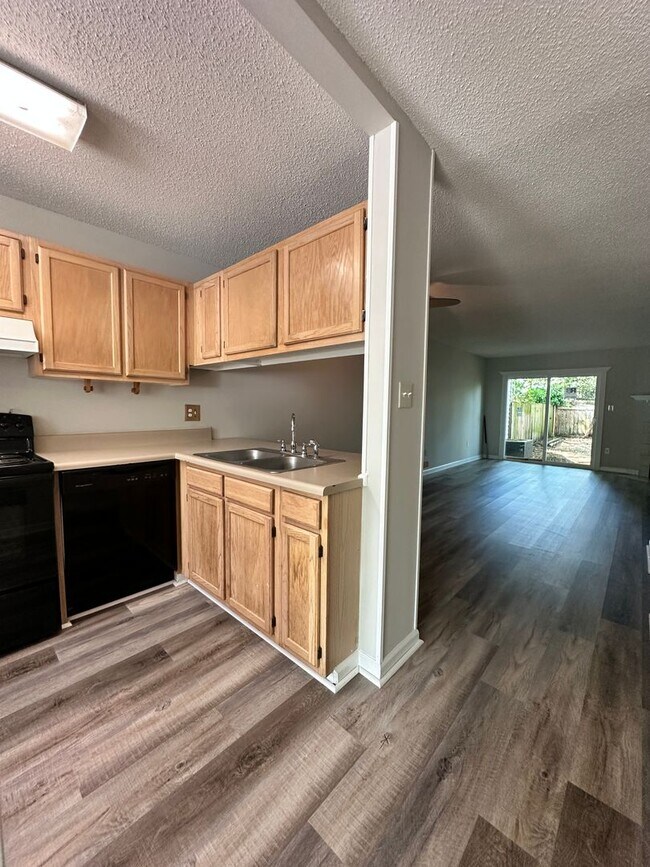 Building Photo - 2 bed, 1.5 bath townhome near I-20 & Bobby...