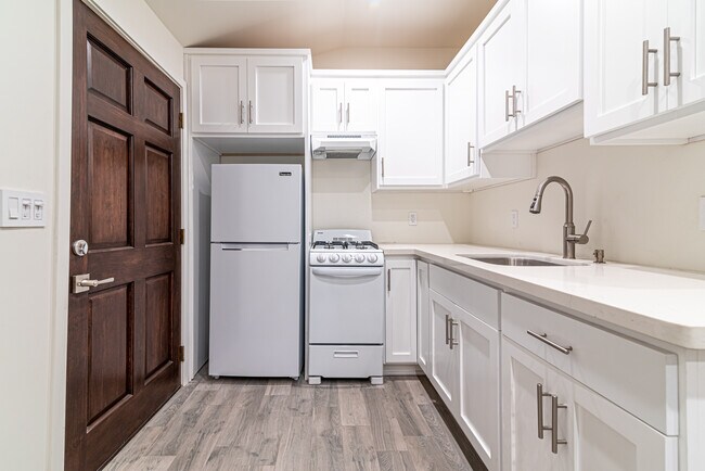 kitchen - 7052 Whitaker Ave