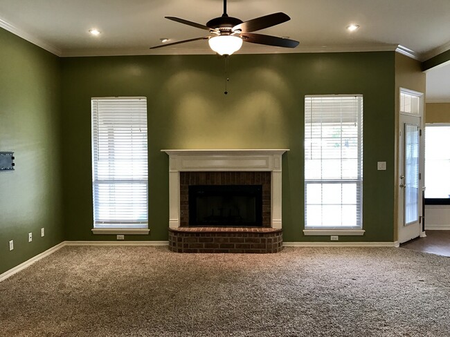 Building Photo - Beautiful home in Golden Meadows