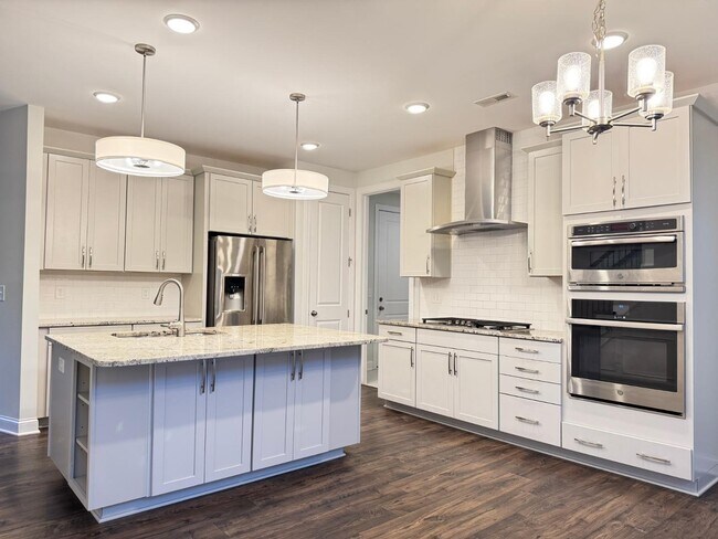 Foto del edificio - 3 Bedroom End unit Townhome - Master Down