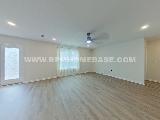 Foto del edificio - Spacious 5-Bedroom Home with Flexible Livi...