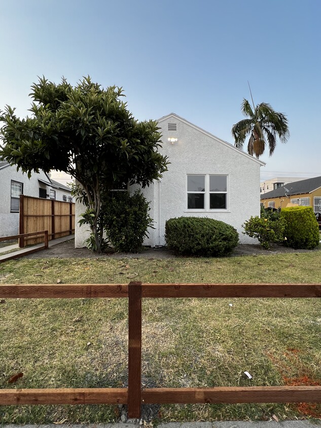 Front Yard with fence and hedges - 3009 Obama Blvd