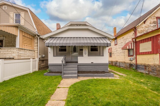 Building Photo - Stunning 2 Bedroom home in McKees Rocks Av...