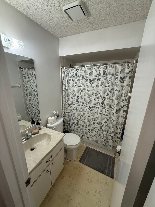 Building Photo - 6124 Beechwood Dr