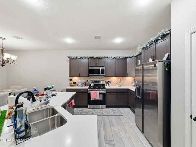 Foto del edificio - 12805 Kingsbury Ave