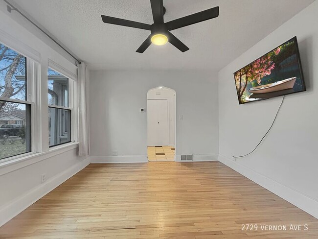 Building Photo - 2br 1ba 1cg ~ Security Deposit Free Altern...