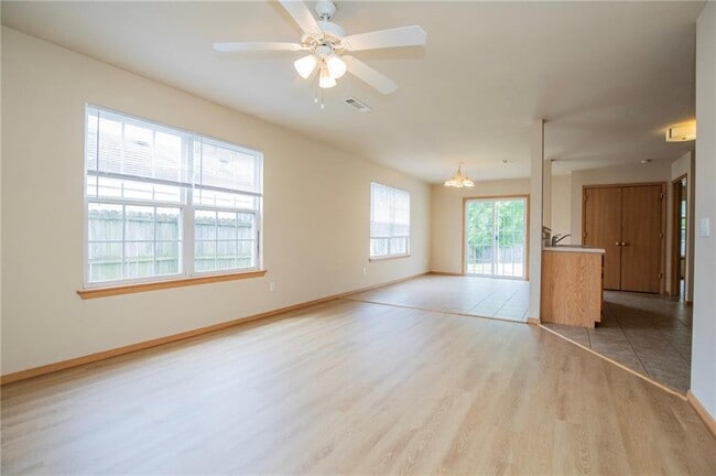 Foto del edificio - 321 Grant Springs Dr