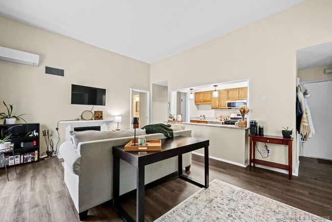 Foto del edificio - 9 Talcott Ridge Rd