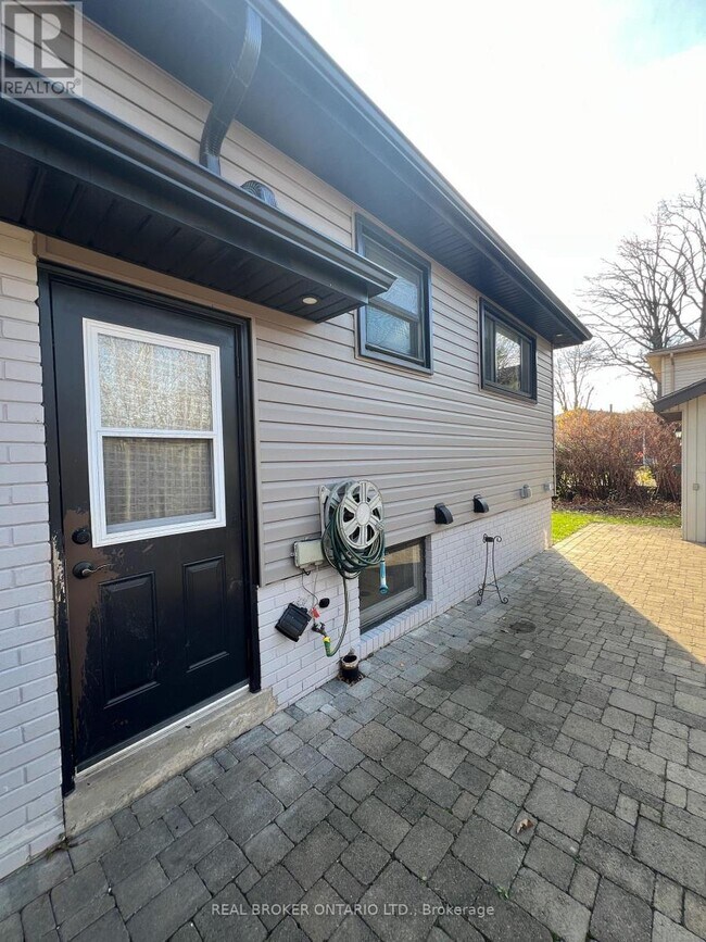 Photo du bâtiment - 5285 Woodhaven Ct