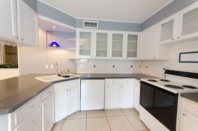 Building Photo - Super cute 3 bedroom, 2 bath home in the s...