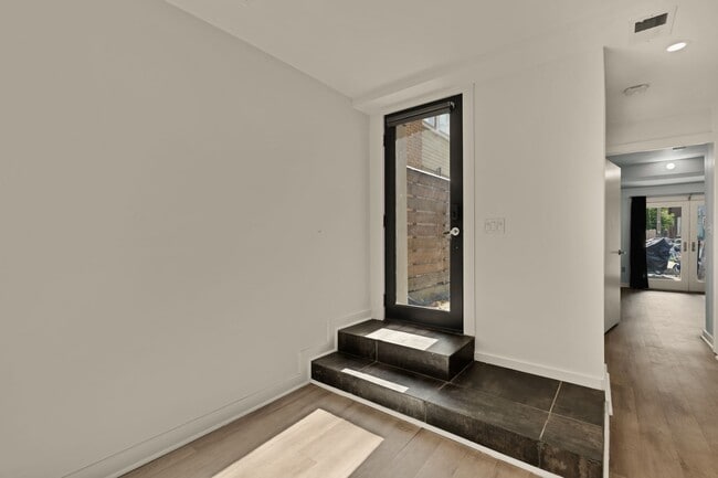 Foto del edificio - Bright and Spacious Terrace Level 2br in Mt. Pleasant!