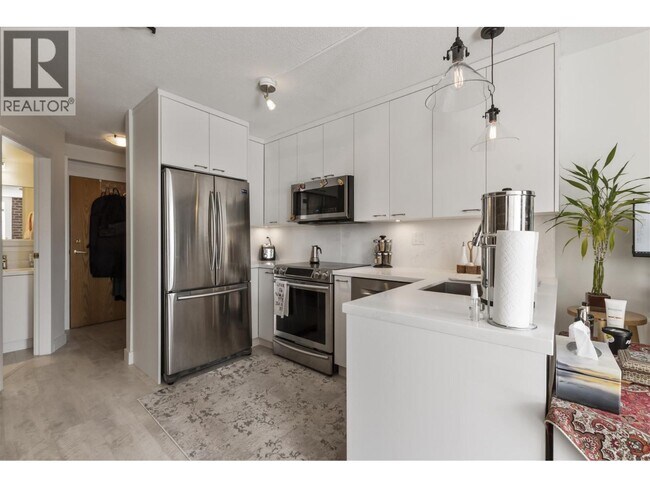 Building Photo - 939 Homer St