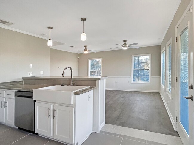 Building Photo - Canyon Lake Upstairs 1/1 — Remodeled, Deck + Hill Country Scenery