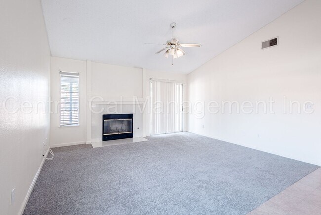 Building Photo - 4 Bedroom/2 Bath Home in Desired Southwest...