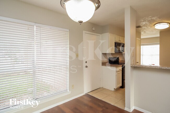 Foto del edificio - 2710 Village Ct