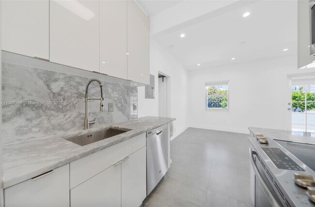 Foto del edificio - 2463 Pine Tree Dr