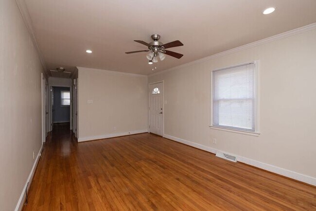 Foto del edificio - Classic Brick Ranch in Charming Mebane