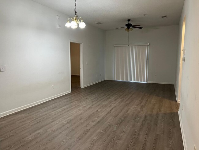 Foto del edificio - Spacious 3 bedroom condo located in a gated community off of Beach Boulevard