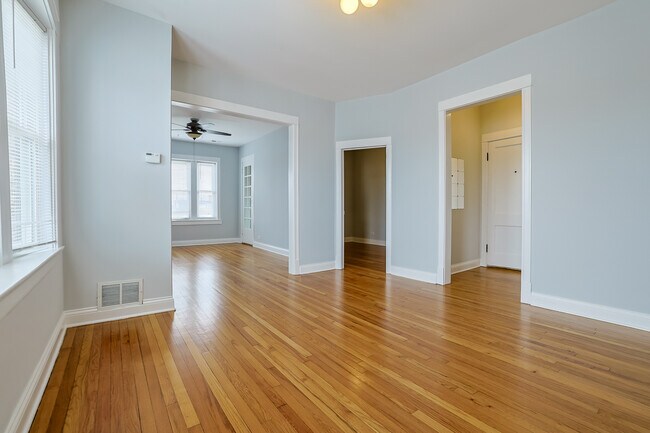 Foto del edificio - 4413 W Montrose Ave