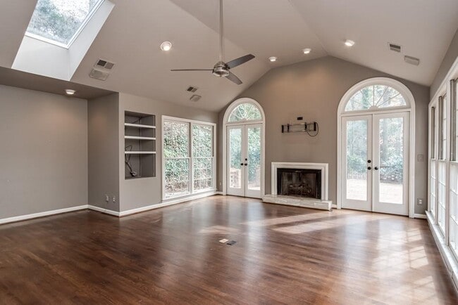 Building Photo - 4601 Club Cir NE