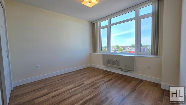 Foto del edificio - Top-Floor 1-Bedroom with Private Balcony & Manhattan Skyline Views!