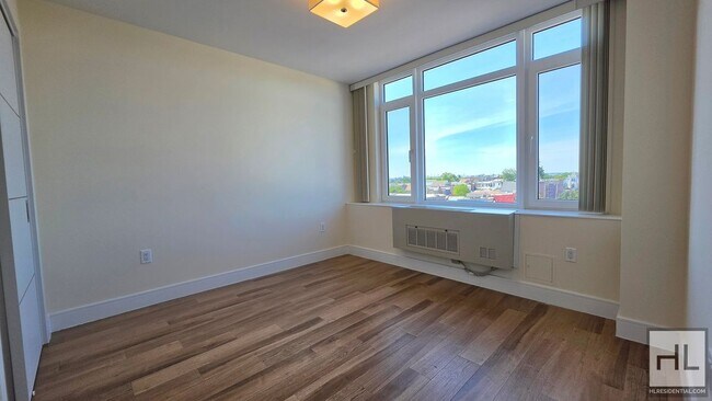 Building Photo - Top-Floor 1-Bedroom with Private Balcony & Manhattan Skyline Views!