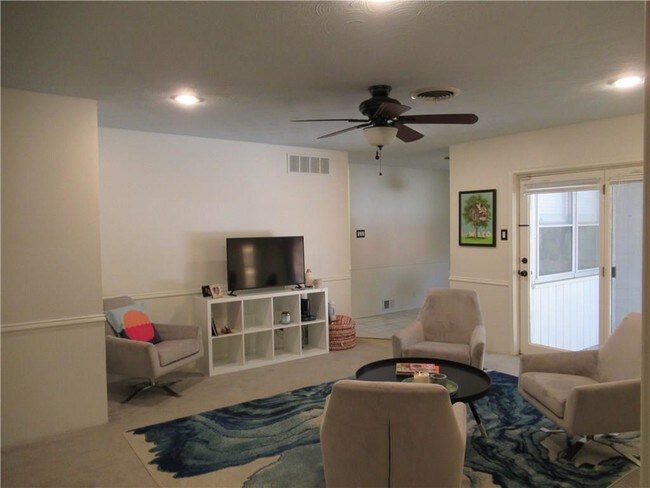 Building Photo - 734 Nottingham Dr