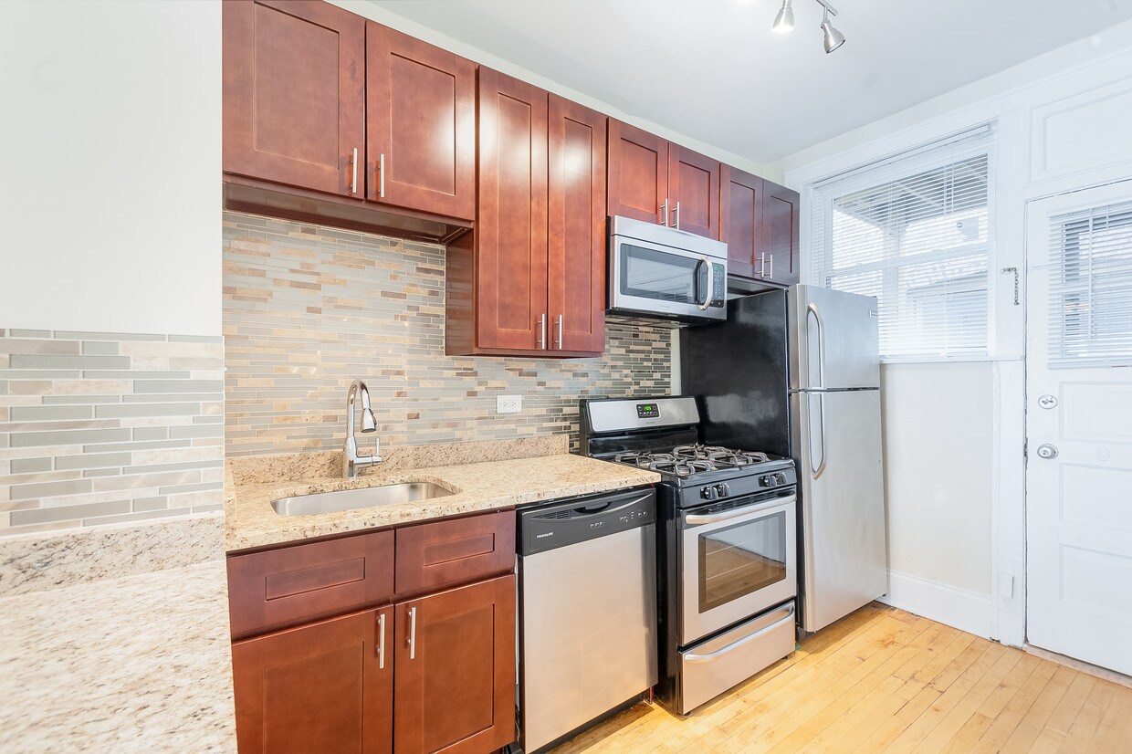 Foto principal - 4821 N Springfield Ave