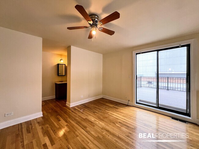 Building Photo - 1220 N La Salle Dr