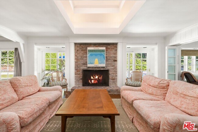 Foto del edificio - 1456 Roscomare Rd