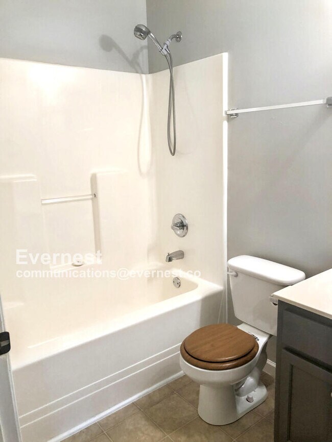 Building Photo - Lovely 3-Bedroom Home with Modern Amenitie...