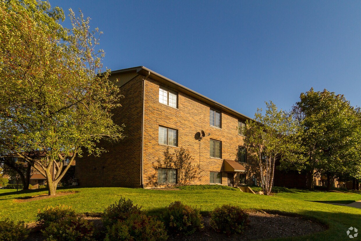 Woodcreek Apartments Huntley, IL