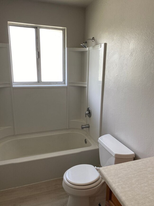 Building Photo - Spanish Fork Duplex