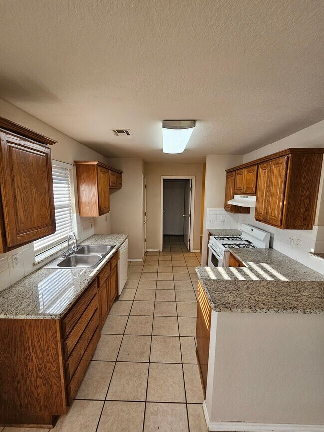 Building Photo - (3) Bed/(2) Bath Available NOW! Pet Negoti...