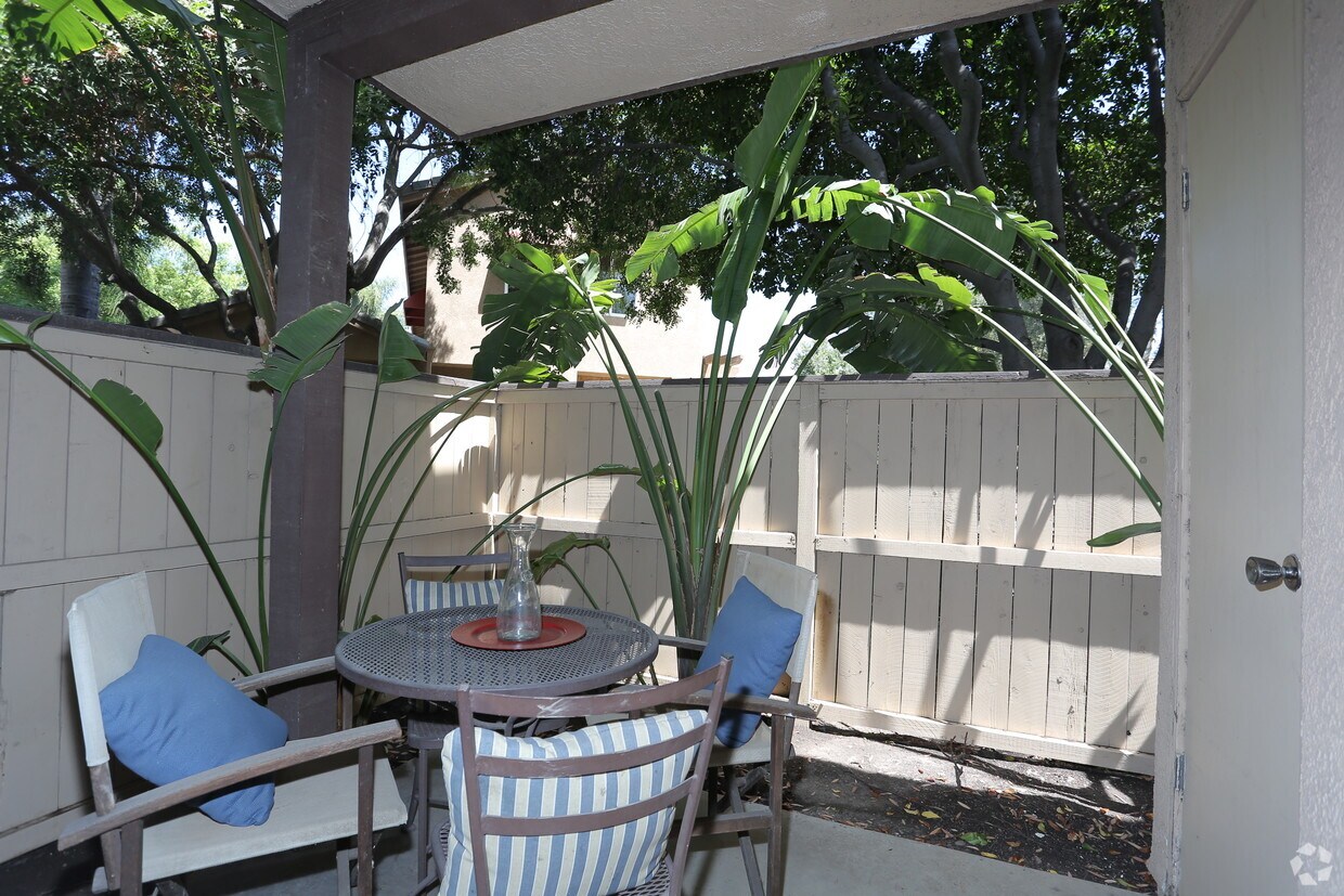 Hensley at Corona Pointe Apartments Rentals Corona, CA