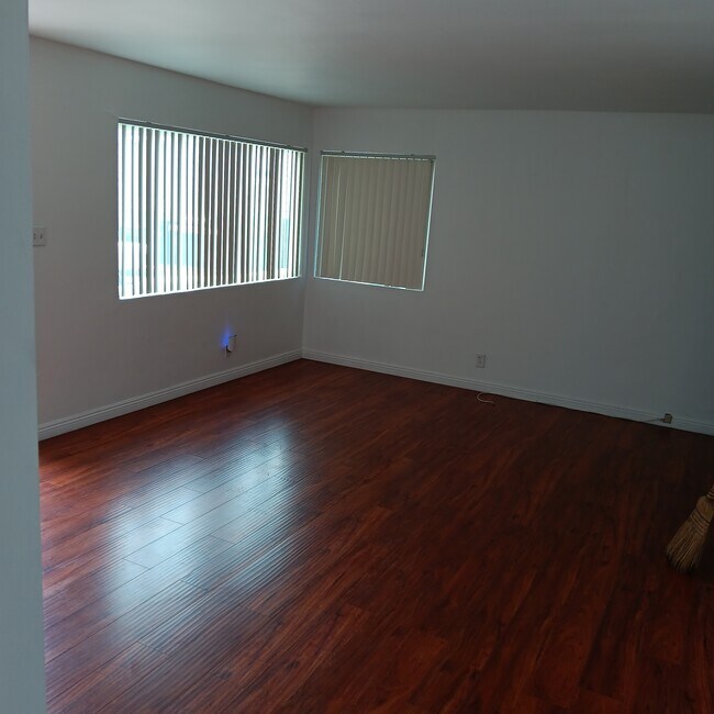 Foto del edificio - 4745 W 160th St