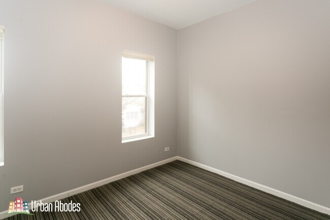 Building Photo - 458 N Paulina St