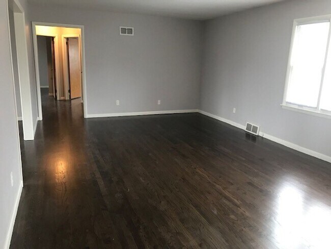 Foto del edificio - Ward Parkway Duplex Home with 2 Car Garage